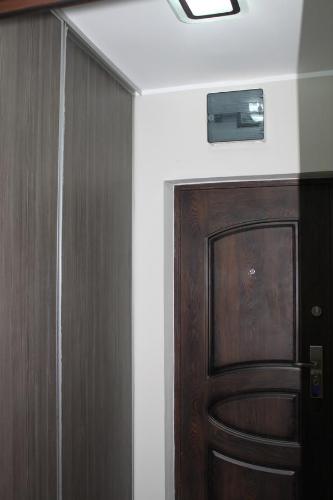 a room with a wooden door and a wall at Studio Casa in Galaţi