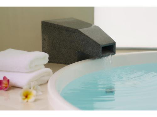 a bathroom with a bath tub with water coming out at Blanchette Nankishirahama - Vacation STAY 05732v in Kanayama