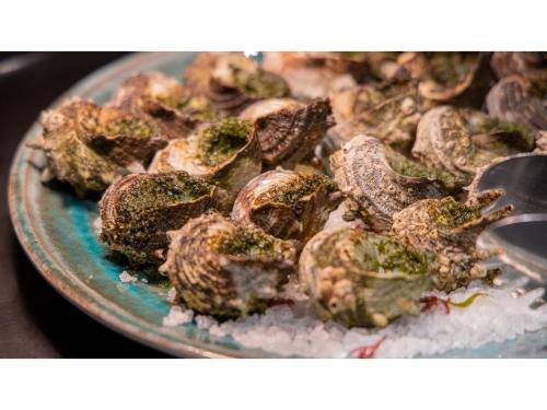 a plate ofcooked clams with moss on it at Blanchette Nankishirahama - Vacation STAY 05732v in Kanayama
