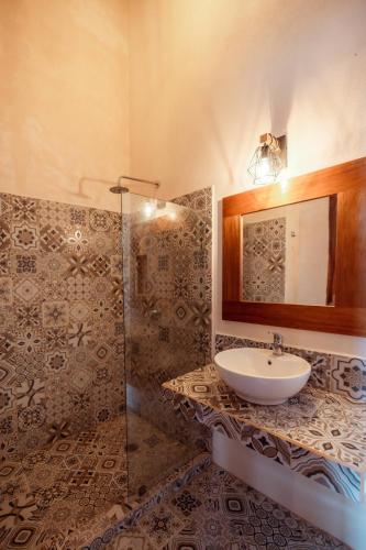 a bathroom with a sink and a mirror at Hotel Boutique Casa Jade in Campeche