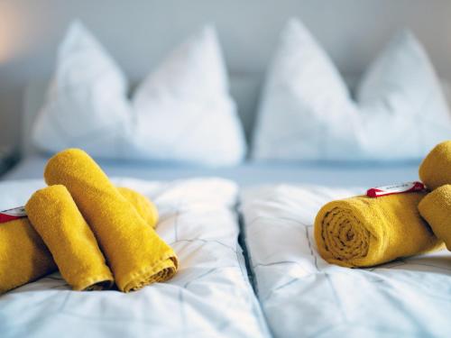 a pile of towels on top of a bed at Schlosskönig - Modernes & zentrales Apartment mit Balkon und Arbeitsplatz in Schwerin