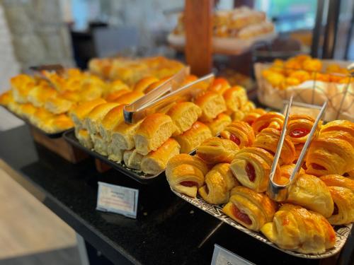 a bunch of pastries on trays in a bakery at Novotel Itu Terras de São José Golf & Resort in Itu