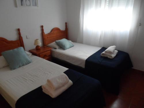 ein Schlafzimmer mit 2 Betten und Handtüchern darauf in der Unterkunft Valparaiso in Nerja