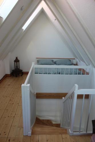 Neuhaus an der OsteにあるTiny House auf dem Ostedeichの家屋根裏のベッド