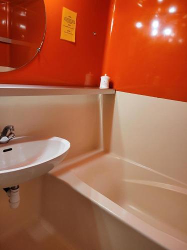 une salle de bain avec un lavabo, une baignoire et un miroir dans l'établissement Résidence Varet 2 - Studio cabine 5 personnes Varet MAE-6064, à Arc 2000