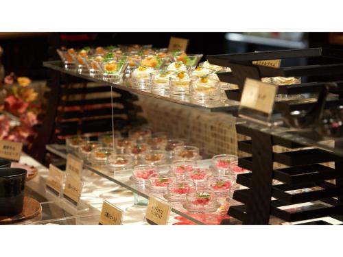 a display case filled with lots of cakes and pastries at Blanchette Nankishirahama - Vacation STAY 05733v in Kanayama