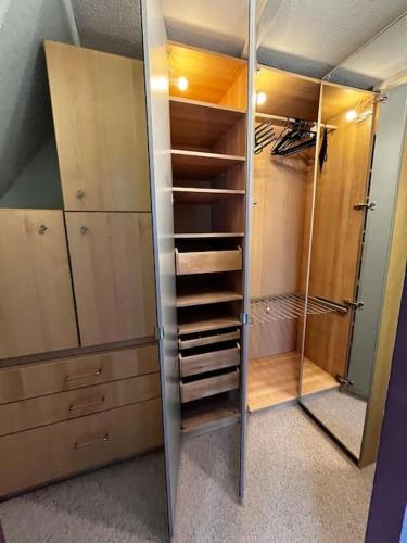 - un dressing avec une porte en verre dans l'établissement Au Coin du Feu, à Lembach