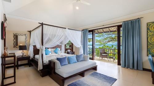 Postel nebo postele na pokoji v ubytování Luxury Beachfront Pool Villa - Finu at Samui