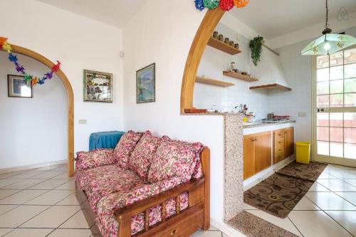 a living room with a couch and a kitchen at Villa Aurora in Altavilla Milicia