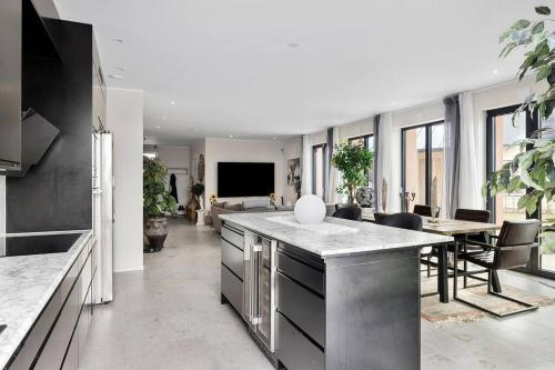 Φωτογραφία από το άλμπουμ του Lyxig villa med herrgårdsutsikt σε Marsta