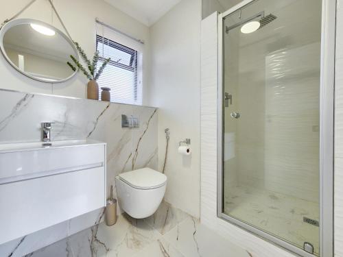 Bilik mandi di Canal, Mountains, Sea Views, Pool, Gym, Parking, Wifi