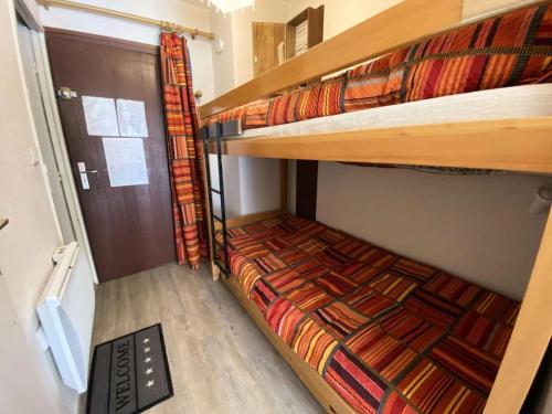 une chambre avec deux lits superposés dans une pièce dans l'établissement Résidence Diamant 2 - Magnifique T1 vue sur les montagnes MAE-5591, à Vénosc