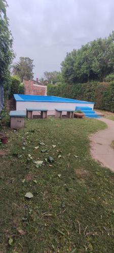 a group of benches sitting in a park at Pergamino GUEST HOUSE in Pergamino