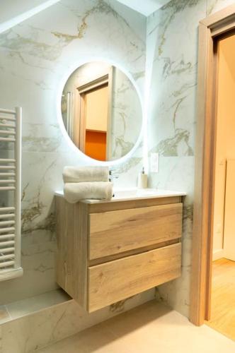 une salle de bain avec un lavabo et un miroir dans l'établissement Villa La Perle Bleue, à Ebersheim