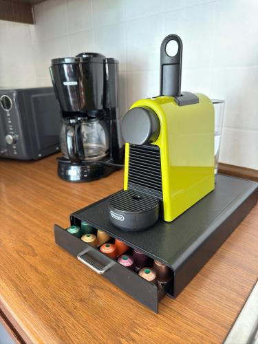 a yellow toaster sitting on top of a counter at Pension FAULPELZ - Budget Apartment mit Küche, Badewanne in Niederorschel