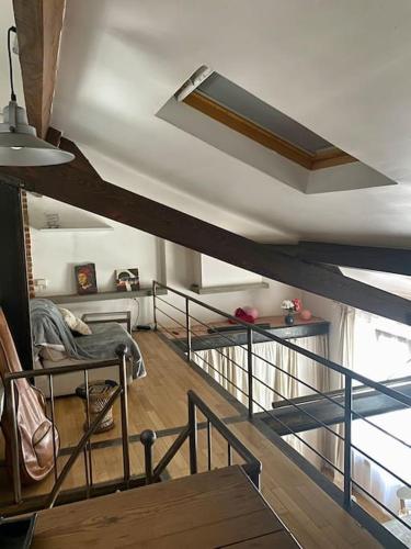 Cette chambre dispose d'un escalier, d'un lit et d'une fenêtre. dans l'établissement Logement de charme type loft parisien, à Bagnolet