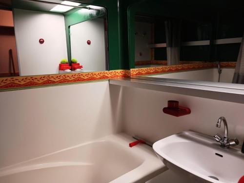 une salle de bain avec un lavabo et un miroir dans l'établissement Résidence Archeboc - Appartement 5 personnes à Arc 1800 proche des pistes dans le village de Charmettoger MAE-1031, à Arc 1800