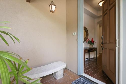 un pasillo con un banco junto a una puerta en Fairways at Mauna Lani 1405 Garden View 3B 2 and half Bath, en Waikoloa