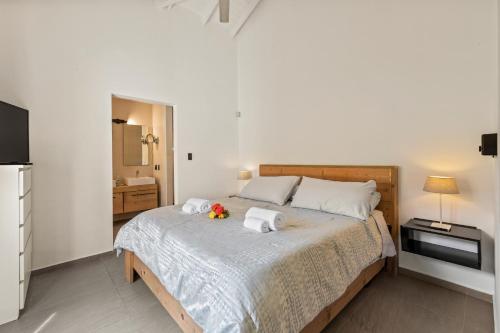 a bedroom with a bed with two towels on it at Villa Rubio in Grote Berg