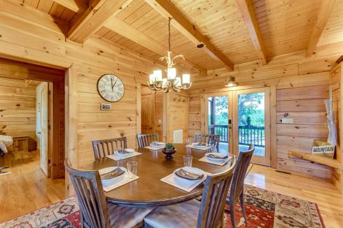 Hot Tub and Game Room Spacious Nebo Cabin!にあるシーティングエリア