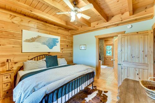Hot Tub and Game Room Spacious Nebo Cabin!にあるベッド