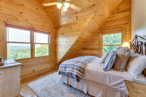 Hot Tub and Game Room Spacious Nebo Cabin!にあるベッド