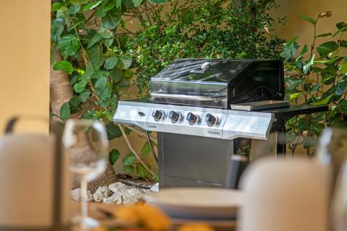a grill with a microwave on top of it at Villa Rubio in Grote Berg