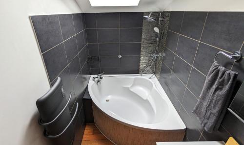 a bathroom with a bath tub and a sink at Appart moderne proche plage avec terrasse et climatisation in Hyères