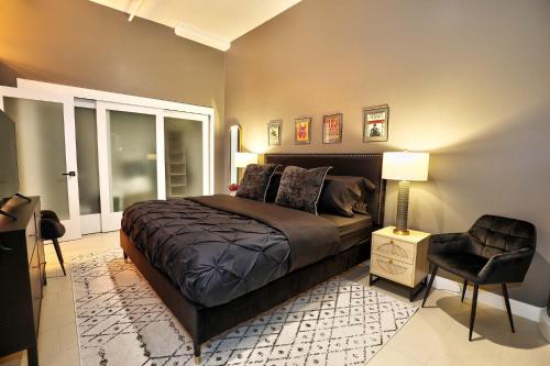 Postel nebo postele na pokoji v ubytování Downtown LA's Most Requested Property, Sleeps 4 with Free Parking!