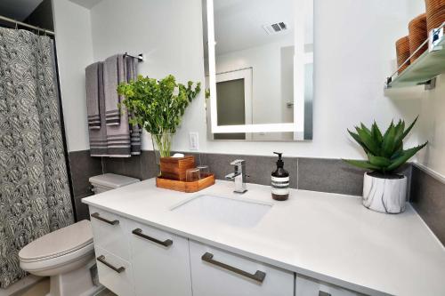Koupelna v ubytování Downtown LA's Most Requested Property, Sleeps 4 with Free Parking!