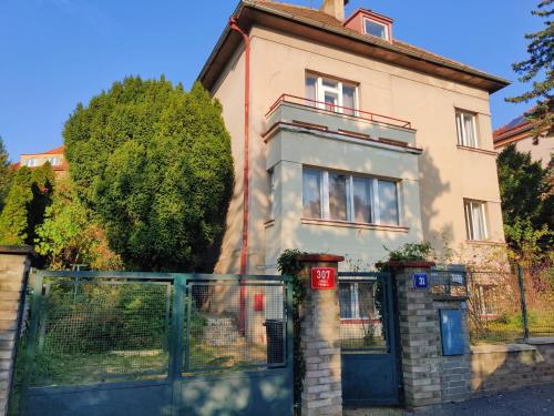 Apartment in house with private parking and garden