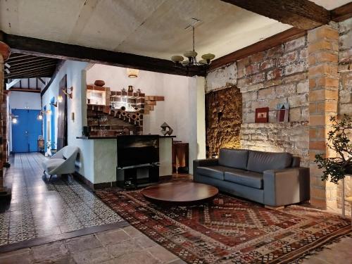 a living room with a couch and a table at Patio Chic in Jericó