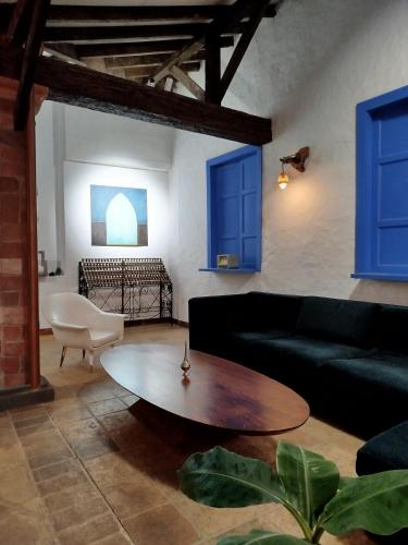 a living room with a black couch and a table at Patio Chic in Jericó
