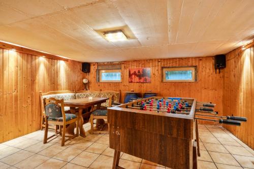 a room with a table and a gun on it at Familyhouse Cologne in Hürth