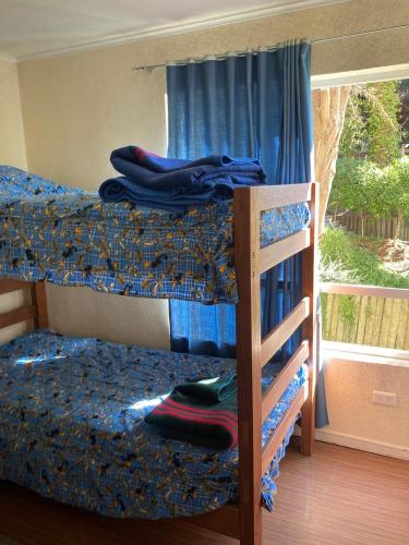 a bedroom with two bunk beds with a window at Playa y Bosque Mar , Departamento en Horcón in Puchuncaví