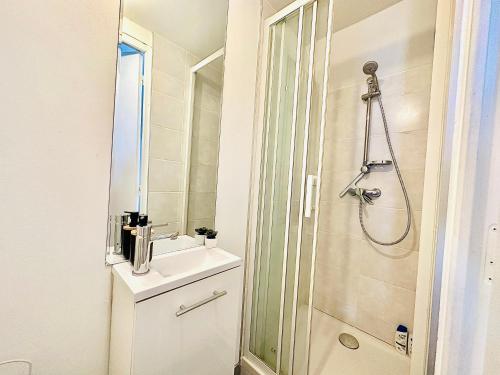 Zdjęcie z galerii obiektu Appartement en Plein Centre Ville Proche toutes commodités w mieście Le Mans