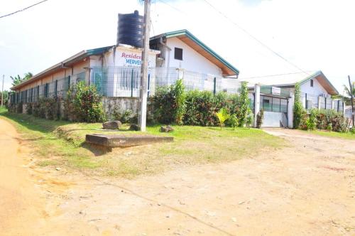 a building on the side of a dirt road at Résidence Merveilles D20 in Kribi