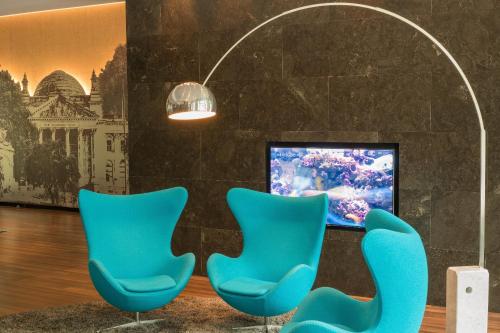 Телевизор и/или развлекательный центр в Motel One Berlin-Tiergarten