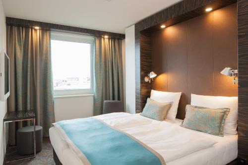 Кровать или кровати в номере Motel One Berlin-Tiergarten