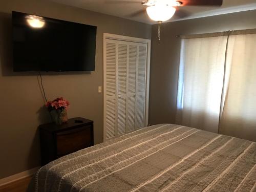 Una cama o camas en una habitación de Private king suite