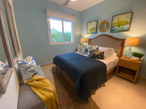 une chambre avec un lit et une fenêtre dans l'établissement Luxury penthouse w-jacuzzi in the heart of Tulum, à Tulum