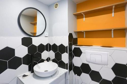 アミアンにあるLe Nid d Amiens 2 pers 8 min Centre ville & gareの洗面台と鏡のあるバスルーム