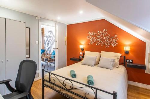 アミアンにあるLe Nid d Amiens 2 pers 8 min Centre ville & gareのベッドルーム1室(大型ベッド1台、オレンジのヘッドボード付)