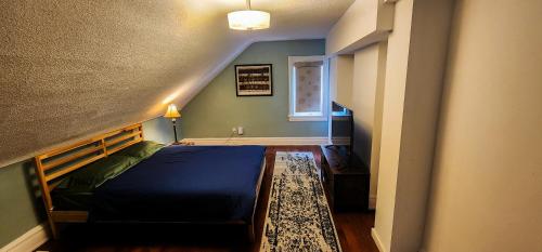 Un dormitorio con una cama en una habitación con escalera. en Heart of Toronto Home, en Toronto