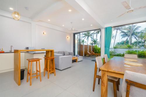 Posezení v ubytování Kaas Villas - Entire Two Bedroom Villa With Private Pool & Garden