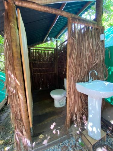 een badkamer met toilet en wastafel bij Mapu in Pipa