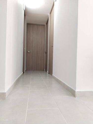 an empty hallway with a door and a tile floor at T3 Apto con Aire y Piscina in Neiva