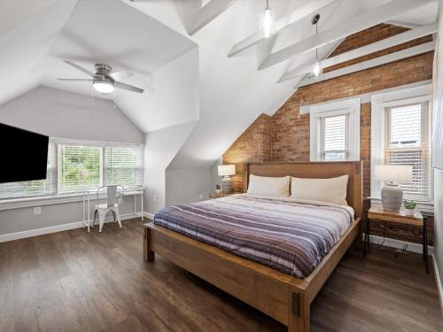 Postel nebo postele na pokoji v ubytování Oakland, Pittsburgh !F Unique and Stylish Private Bedroom with Private Bathroom