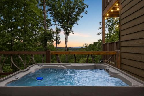 Piscina de la sau aproape de 7 Min to DT Blue Ridge~Hot Tub~Fire Pit~Sleeps 12