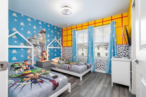 Camera per bambini con 2 letti e un murale di Family Friendly 5Bd Close to Disney at Windsor Cay 1269 a Orlando